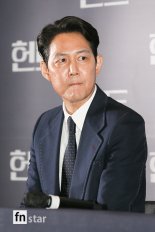 배우 이정재 "재난 방송이 우선"..이 말하며 뉴스룸 인터뷰 취소했다