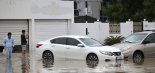 사막의 나라가 폭우에 잠겼다..UAE "27년만의 폭우에 800명 구조"