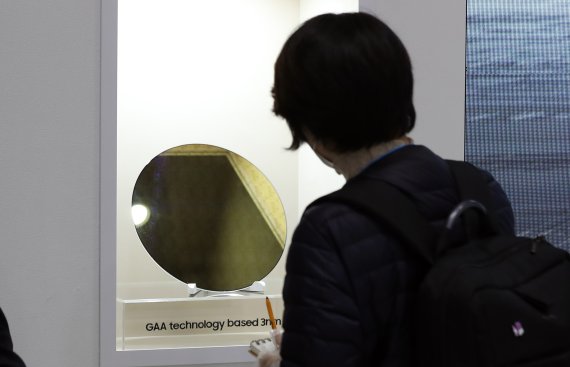 지난해 10월 서울 강남구 코엑스에서 열린 제23회 반도체대전(SEDEX 2021)에서 삼성전자의 GAA(Gate All Around) 기술 기반 웨이퍼가 전시되어 있다. &#x2F;사진&#x3D;뉴시스