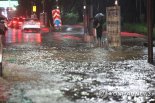 폭우에 강남 일대 물바다…지하철 일부 멈춰