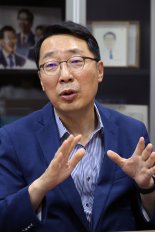 윤영찬 "경선 권리당원 투표율 50% 넘은 곳 없어 위기 상황" [인터뷰]