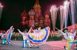 푸틴은 우크라에 미사일 날리는데..모스크바는 밤새 축제 열며 불꽃놀이