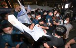 평화의 소녀상 앞에서 보수·반일단체 심야 충돌… 1명 병원 이송·1명 체포