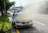 "BMW 주행 중 원인 모를 화재"..차량 인근 편의점도 일부 불 타