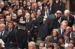 尹대통령, 바이든과 같은열 英여왕 장례식 참석..조문록 작성