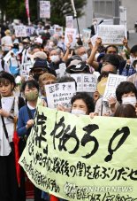 日 총리 관저 인근에서 아베 '국장 반대' 분신 소동