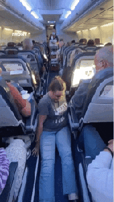 영국 여성 제니 베리가 항공기 통로 바닥을 팔로 짚으면서 화장실로 기어서 이동하고 있다. 인스타그램 @wheelie_good_life