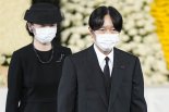'최장수 총리' 아베, 일본국민 둘로 쪼개놓고 떠나다 [오늘의 사진]  