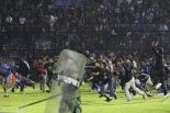 인니 축구장서 '최악의 압사 사고'... 경찰 등 125명 사망 100여명 부상