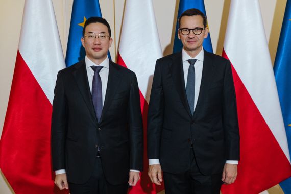 구광모 LG그룹 회장(왼쪽)이 3일(현지시간) 마테우슈 모라비에츠키 폴란드 총리를 예방해 &#39;2030 부산세계박람회&#39; 유치 지지 요청을 한 뒤 기념촬영을 하고 있다. LG 제공