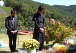 또 정인이 찾은 김건희 여사..2주기 하루 앞두고 묘소에 꽃다발