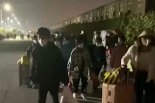 "음식조차 부족" 애플 中공장 노동자 코로나 봉쇄 '엑소더스'