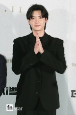 [포토] 이종석, '신뢰주는 인사'