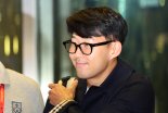 [2022 카타르]수술받은 손흥민, '토트넘이 만든 마스크' 들고 카타르로 합류