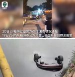 불법주차 車 지게차로 강물에 버린 中남성, 네티즌 '시끌'