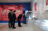 尹 약속 지켰다 … '손흥민 완장' 등 축구대표팀 기념품 대통령실 로비 전시