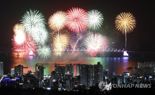 3년만에 열린 '부산불꽃축제' 70만명이 즐겼다..안전통제 'DJ폴리스' 눈길