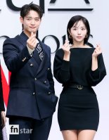 [포토] 최민호-채수빈, '스타일리시한 하트'