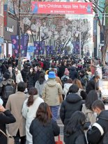 성탄 전야 명동·강남역 북적… 경찰·공무원 안전관리 분주 [현장르포]