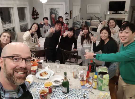 폭설에 갇힌 한국인 여행객과 집에서 파티한 미국인 부부