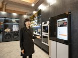 터치만으로 문 활짝 ‘비스포크’… 삼성이 선보인 냉장고의 미래 [CES 2023]
