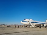 오스틴 美국방장관, '최후 심판의 날 항공기' E-4B 타고 오산공군기지 도착