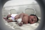 지진 속에서 기적처럼 구조된 신생아..병원 치료로 건강 회복