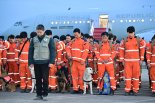 한국 긴급구호대 1진 귀국…생존자 8명 구조 성과