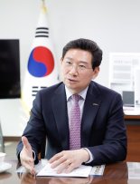 "반도체가 용인의 전부는 아냐… 살고 싶은 도시 만들 것"  [로컬 포커스 자치단체장을 만나다]