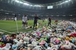 축구 경기장에 날아든 수천개 인형..튀르키예 지진 피해 아동 위로였다