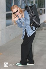 [포토] 블랙핑크 로제, '귀엽게 살금살금'