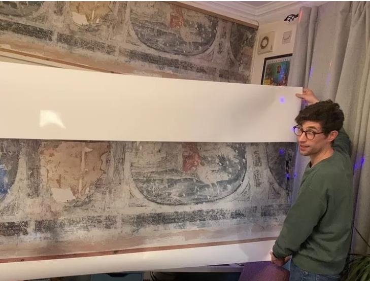 루크 버드워스씨가 자택에서 발견한 17세기 벽화. 출처&#x3D;루크 버드워스 트위터
