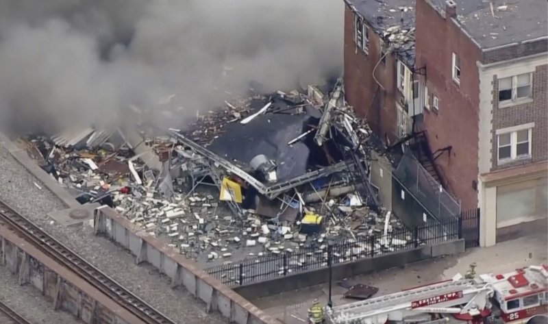 24일(현지시간) 미국 펜실베이니아주 웨스트레딩의 R.M.파머 초콜릿 공장에서 폭발 사고가 발생해 연기가 발생하고 있다.AP연합뉴스