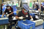 中제조업 PMI 4개월만 '경기위축' 복귀, 서비스업은 아직 '호황'