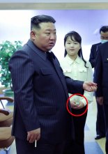 북한 김정은 딸, 이번엔 '성냥갑' 들고 아버지 수행 나섰다