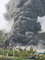 한국카본 밀양공장 화재..산불로 확산
