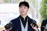 "박수홍에게 절대 말하지 마시고"..세무사 회유한 친형 '문자 공개'