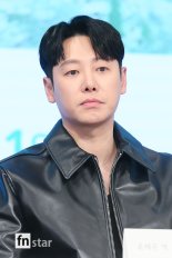 [포토] 김동욱, '잠시 생각에 잠겨서'