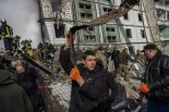 러시아, 우크라 전역에 또 미사일 공습...최소 8명 사망