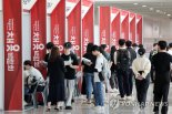 반도체 한파에 청년 취업 6개월 연속 감소...일자리 접수한 '고령층'