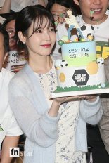 [포토] 아이유, '30세~생일 케이크 들고'