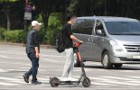 [단독] 2명이 무면허 전동킥보드로 택시에 '쾅'... 고교생 1명 숨져