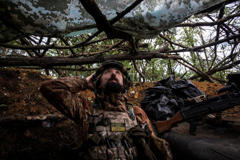 우크라이나군이 동부 격전지 바크무트에서 동부를 중심으로 진격하고 있다고 5일(현지시간) 우크라이나 국방 차관이 주장했다. 5월 30일 바크무트 인근 전선에서 우크라이나 군인이 참호에 들어가 주변을 관측하고 있다. 로이터연합