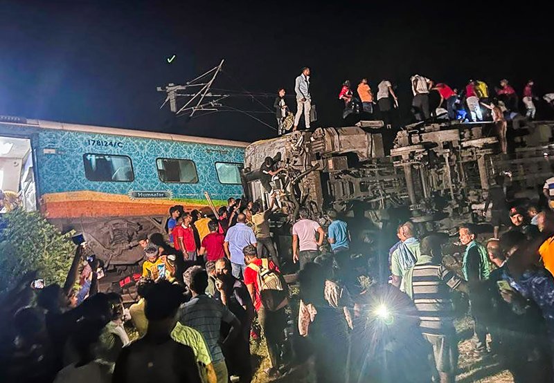 인도에서 2일(현지시간) 밤 여객열차 2대와 화물열차 1대가 충돌해 최소 207명이 사망하고, 900명이 부상했다. 구조대원들이 사고현장인 오디샤주 동부 발라소르에서 구조작업을 하고 있다. AP뉴시스