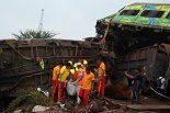 "피로 물든 철로" 인도 최악의 열차사고 288명 사망
