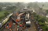 ‘인도 열차참사’ 사망자는 입석칸 승객이었다..NYT “빈부격차 현실”