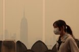 뉴욕의 상징 자유의 여신상 안보였다...잿빛으로 뒤덮인 뉴욕 왜?