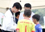 손흥민 이름 내건 춘천 유소년축구대회 찾았다...참가 선수들 격려