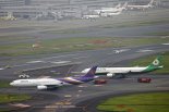 도쿄 하네다공항서 항공기 접촉 사고…활주로 한 곳 폐쇄