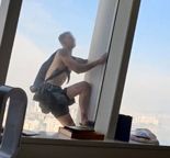 [영상]에어팟 낀 채, 맨손으로 72층..롯데타워 오른 英남성 영상 보니